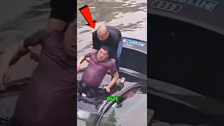 Man Breaks Through Sunroof to Save Drowning Driver #rescue #viral #heroic