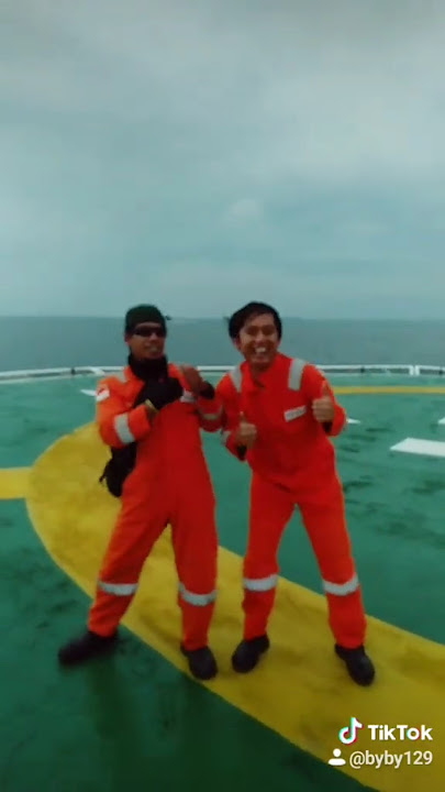 Kerjaan selesai, jogetin bareng abah ! Goyangin dulu aja  #fyptiktok #keluargariweuh08 #offshore