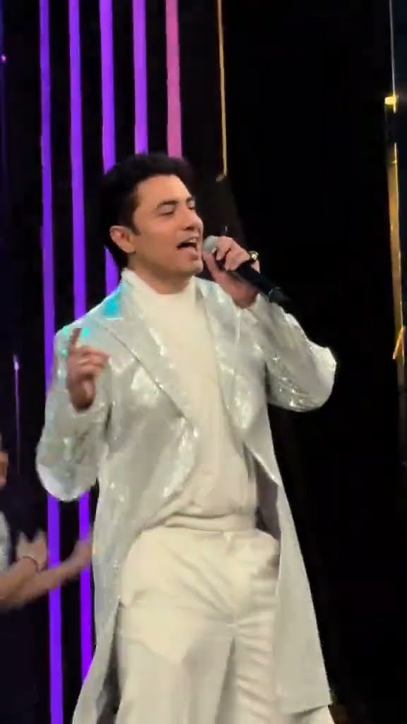 Ali Zafar Ignites the Stage at HUM TV's 20th Anniversary Celebration! ???✨