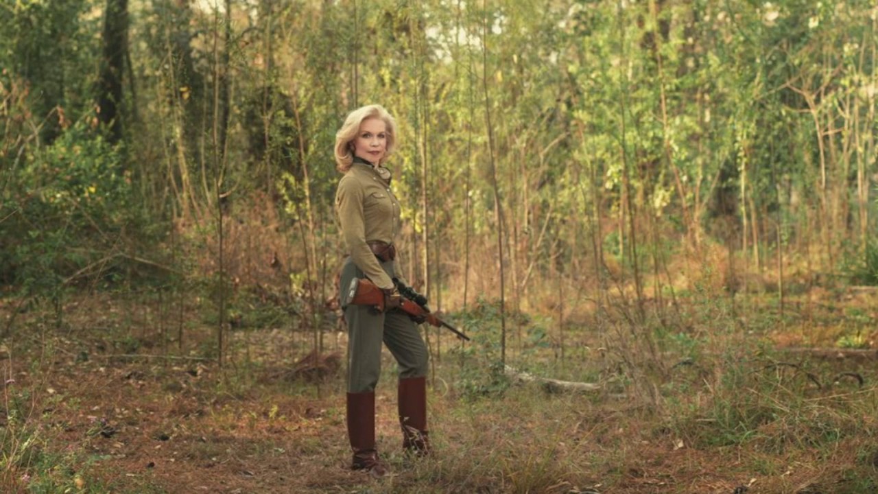 Охота на жену полностью. Кейт охотница. Девушка охотник. Девушки на охоте. Охотник в лесу.