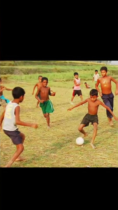 kenangan terindah saat masa kecil adalah bermain sepakbola saat hujan turun