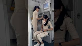 Moment Pramugari Cantik Super Air Jet Duduk Dan Memakai Sabuk Pengaman Dalam Pesawat