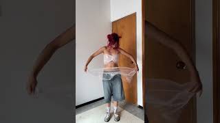 me vestí con botellas de plástico 😮 #outfit #reciclaje #omg #resultado #eco #modasostenible