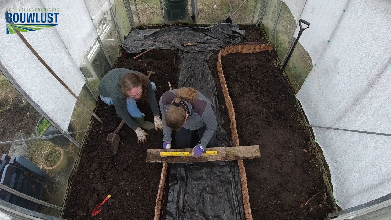 Inrichten van een kas/ Putting a greenhouse in order