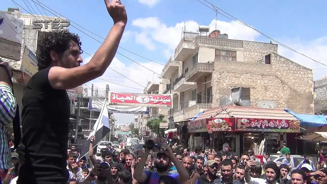 شاهد مظاهرة في بلدة الدانا شمالي إدلب نددت بالاقتتال الداخلي الحاصل بين فصائل الغوطة الشرقية