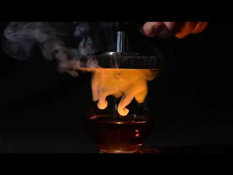 Набір для копчення віскі. Smoke Maker для віскі і коктейлей з димом. Подарункова коробка. Дуб. Колір чорний/світлий., видео 2