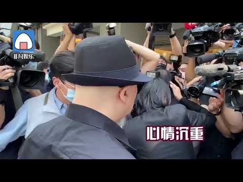 辛龍現身愛妻靈堂 雙手合十 用手遮面難掩悲傷