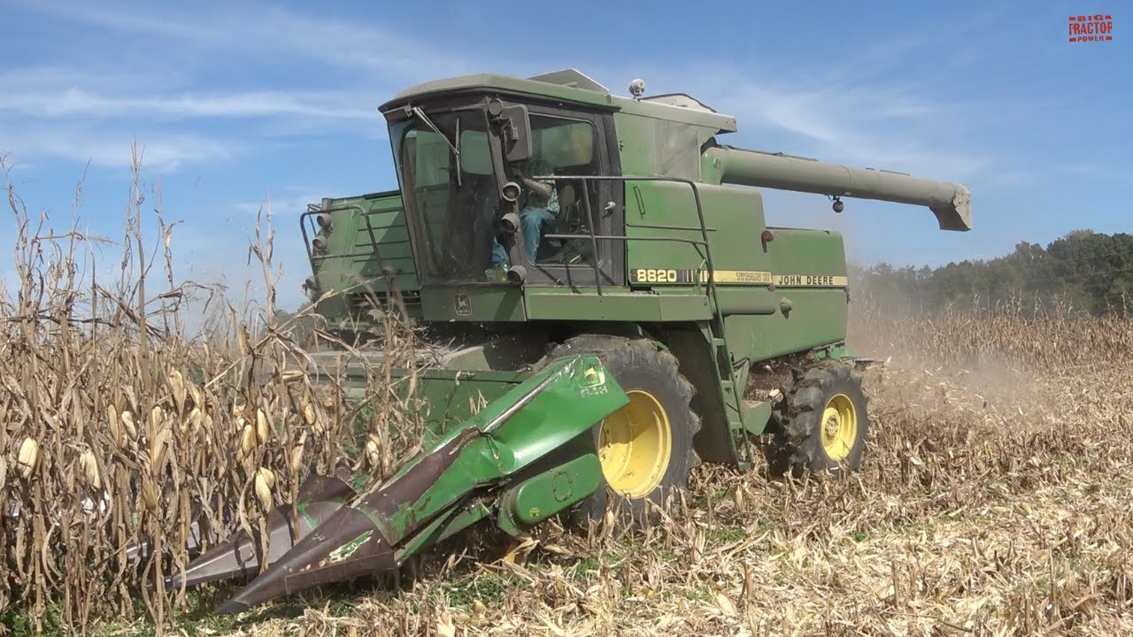 John Deere 8820 Titan Ii Combine Harvesting Corn Youtube