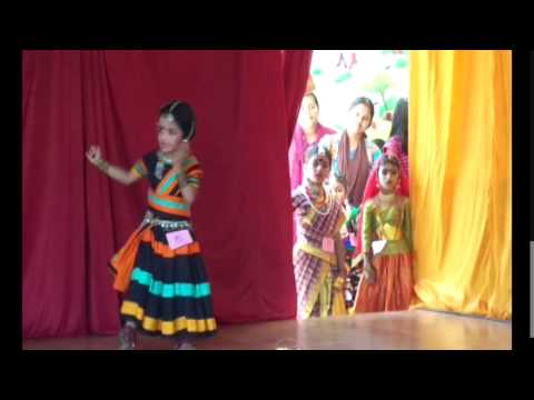Shreya performing chaganpuzha kili paadi