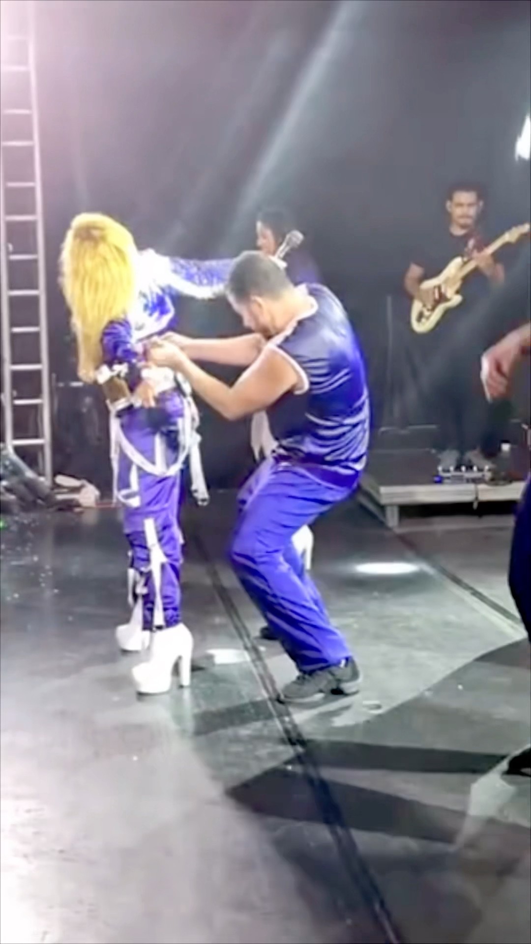 O top da Joelma soltou e os dançarinos correram pra amarrar