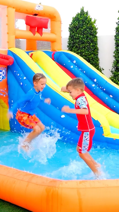 فلاد و نيكي يلعبون في المسبح