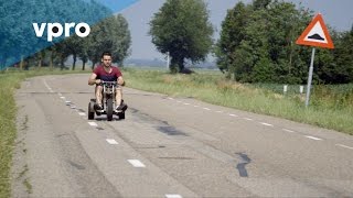 Shorttracker Sjinkie Knegt op een motor uit zijn jeugd (vpro Holland Sport)