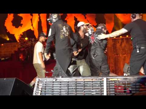 Slipknot (17a) End of last Encore Song - Corey Taylor falls