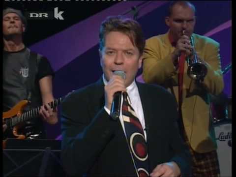 Robert Palmer - Addicted to Love (live)