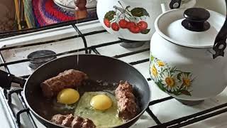 Оригинальный завтрак люля кебаб (те же купаты) с яичницей