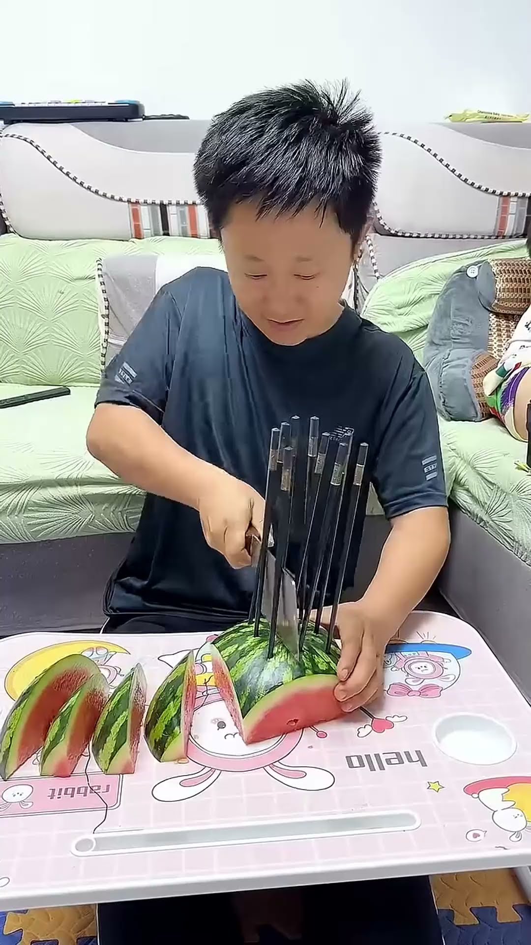 给儿子做西瓜冰淇淋，还得是爸爸有办法啊#Cute baby#Cute#呆萌小米宝#聪明宝宝#萌娃#整蛊#测试