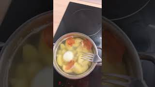 Варю картофель вместе с луком и шелухой от лука .. Уходит отечность лица .… #еда #рецепты #юмор