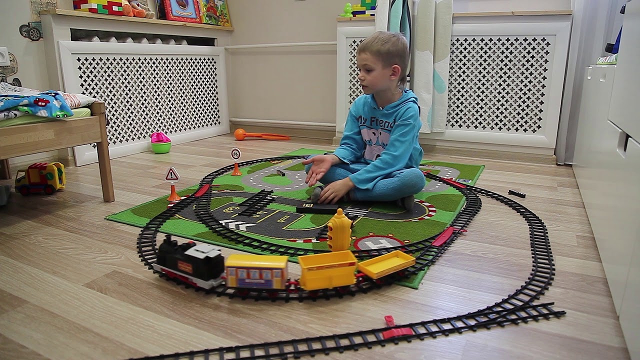Ребенок с железной дорогой. Игрушечная железная дорога. Игра про железную дорогу детскую. Детская железная дорога игра. Железная дорога с машинкой.