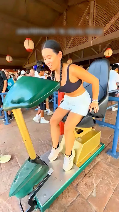 SHE GGOT STUCK ON THE ROLLER COASTER SEAT! 🫨😳