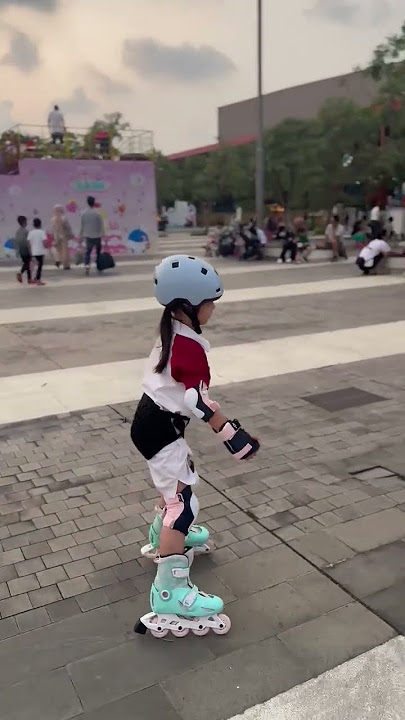 Chloe main sepatu roda qbiq