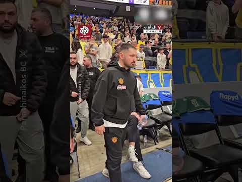 جماهير مكابي تل أبيب تطلق هتافات مسيئة ضد المدرب التركي إرجين أتامان خلال مباراة في الدوري الأوروبي