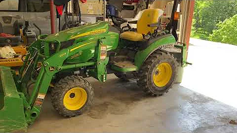 Kolik litrů oleje spotřebuje traktor John Deere 3320?