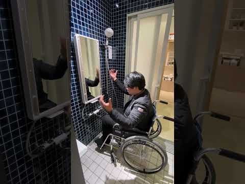 LIXILさんのボディハグシャワー付きシャワーユニット 車椅子のままでも使えるって本当 岩城くんに体験してもらいました リクシル 介護 シャワー ショールーム 