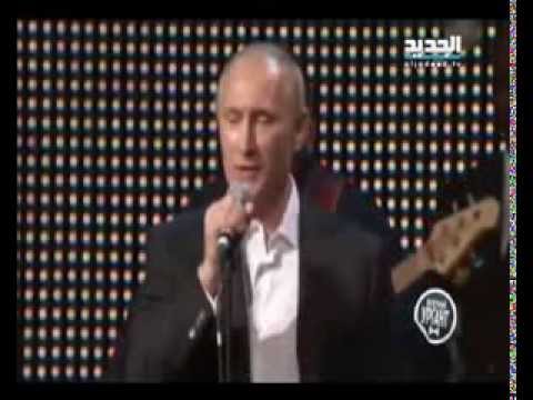 فلاديمير بوتين يغني في حفلة خيرية