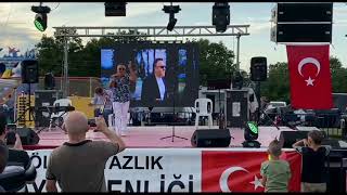 laz esat - kimi sev kime güven ( playback . sahne canlı performans Resimi