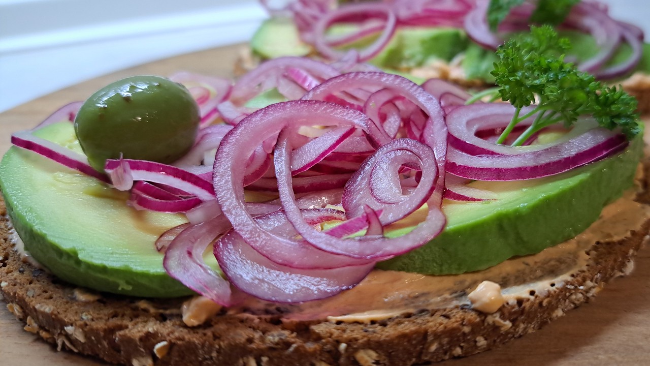 Секретный ингредиент для идеального авокадо-тоста 🥑 | Хрустящая и полезная закуска 🧅