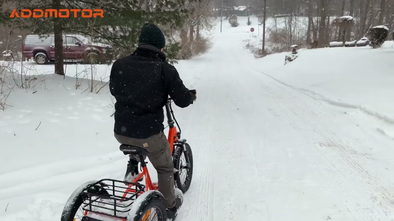 M-315 уверенно едет по снегу 