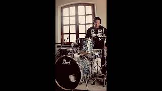 Richard Kruspe playing drums | Richard Kruspe tocando batería