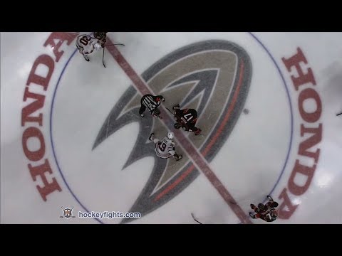 Jonathan Toews vs Ryan Kesler Mar 4, 2018