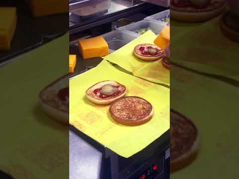 Video: Pripravuje mcdonald's hamburgery?