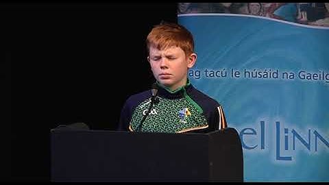 Piaras Ó Lorcáin ag canadh