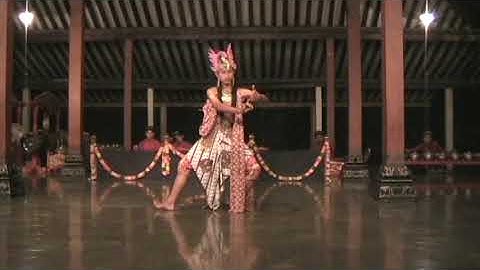 Javanese dance performance at Dalem Pujokusuman in Yogygkarta, 2005-07-08.