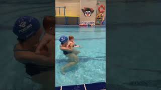 ¡Mirad qué inmersión más bonita acaba de hacer este bebé! #babyswimming #natación #amazing