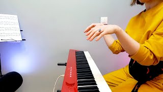Как сидеть за пианино? Как держать руки? Позиция тела и рук при игре