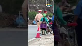 Chồng bị CSGT thổi nồng độ cồn, vợ mang chiêng ra gõ cản trở lực lượng chức năng làm nhiệm vụ