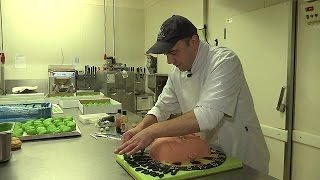 Bakker stunt met Van Gerwen-taart screenshot 1