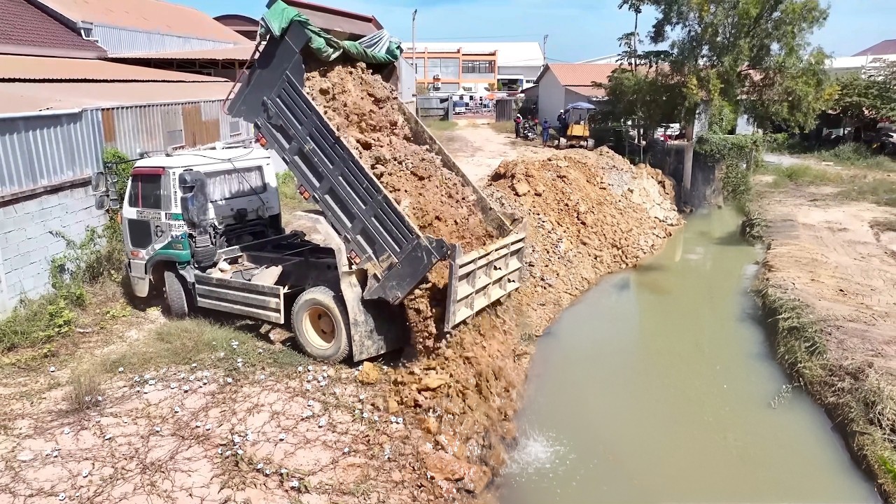 New project starts!! Bulldozer and 5T dump truck push soil into the ditch with 5 ton dump truck