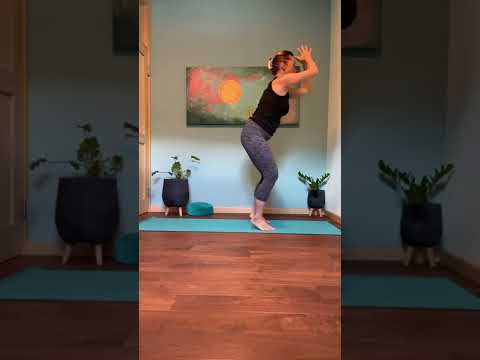 Kleine Sequenz Yoga Postnatal mit Unterstützung von Lauten