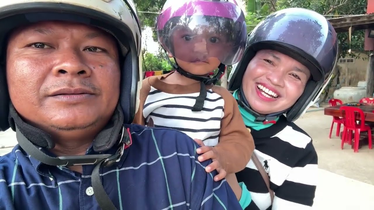 We’re eating grilled marinated beef with fresh lettuce and a spicy Tuk trey dip