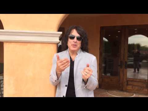 Paul Stanley hälsar