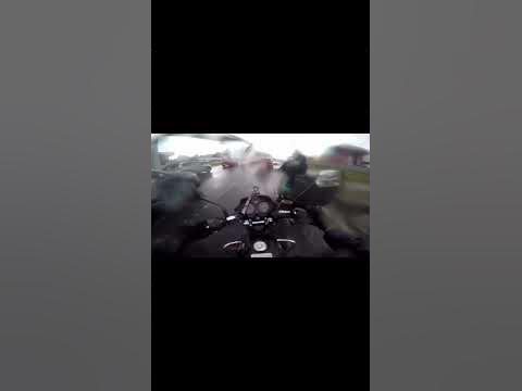 Manejando bajo la lluvia #motos #YoAmoLasMotos #moto #lluvia - YouTube