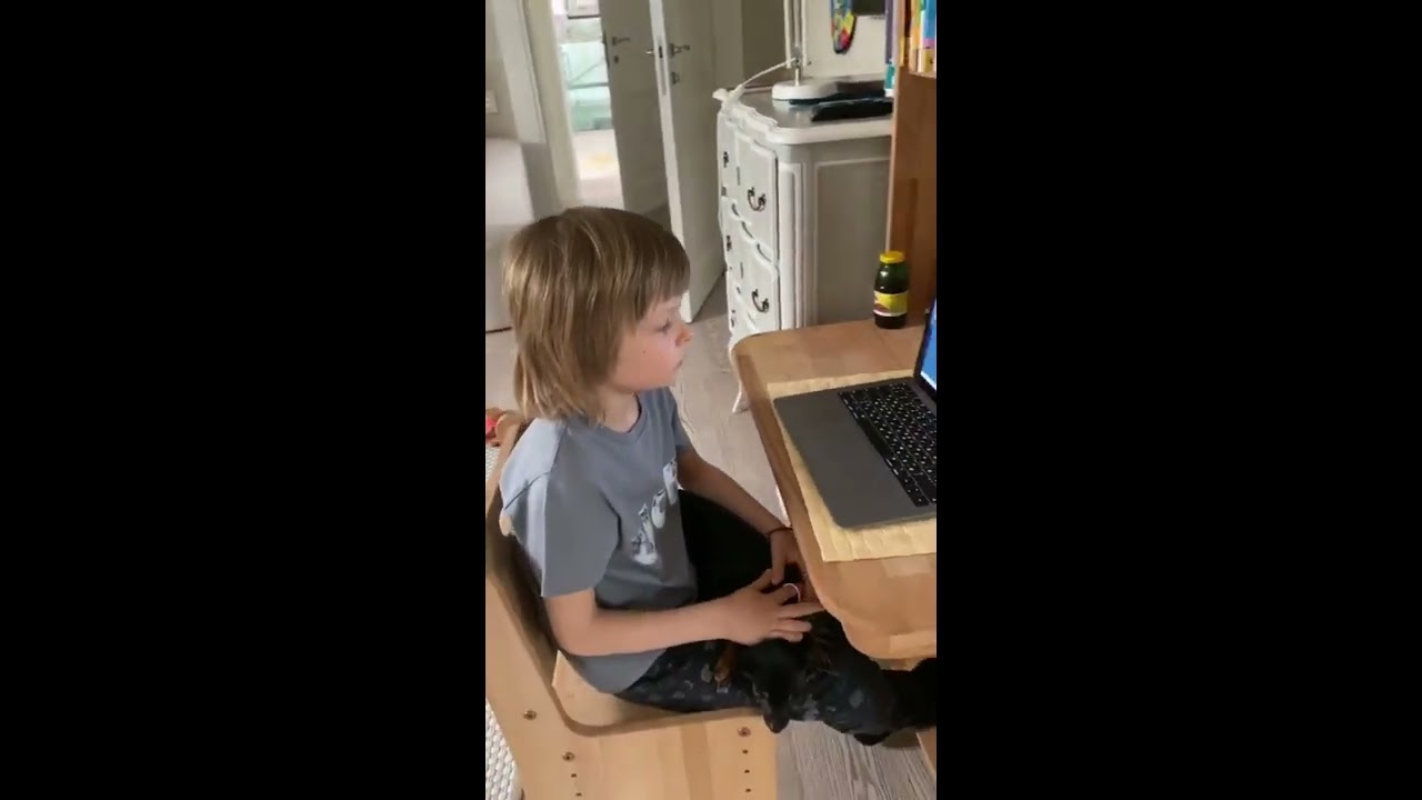 Саша Плющенко занимается английским.