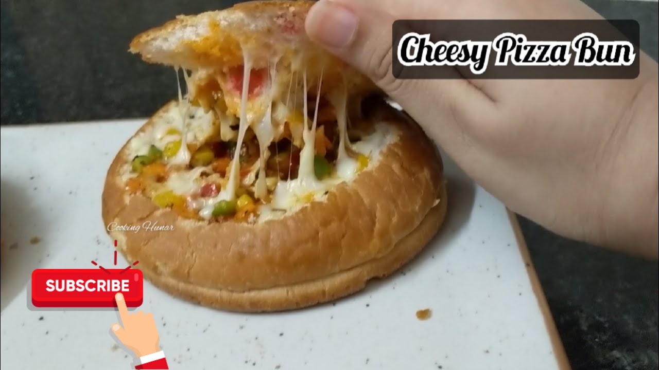 cheesy pizza bun | stuffed pizza bun recipe | no oven pizza bun recipe | स्टफ्ड पिज़्ज़ा बन कढ़ाई मै