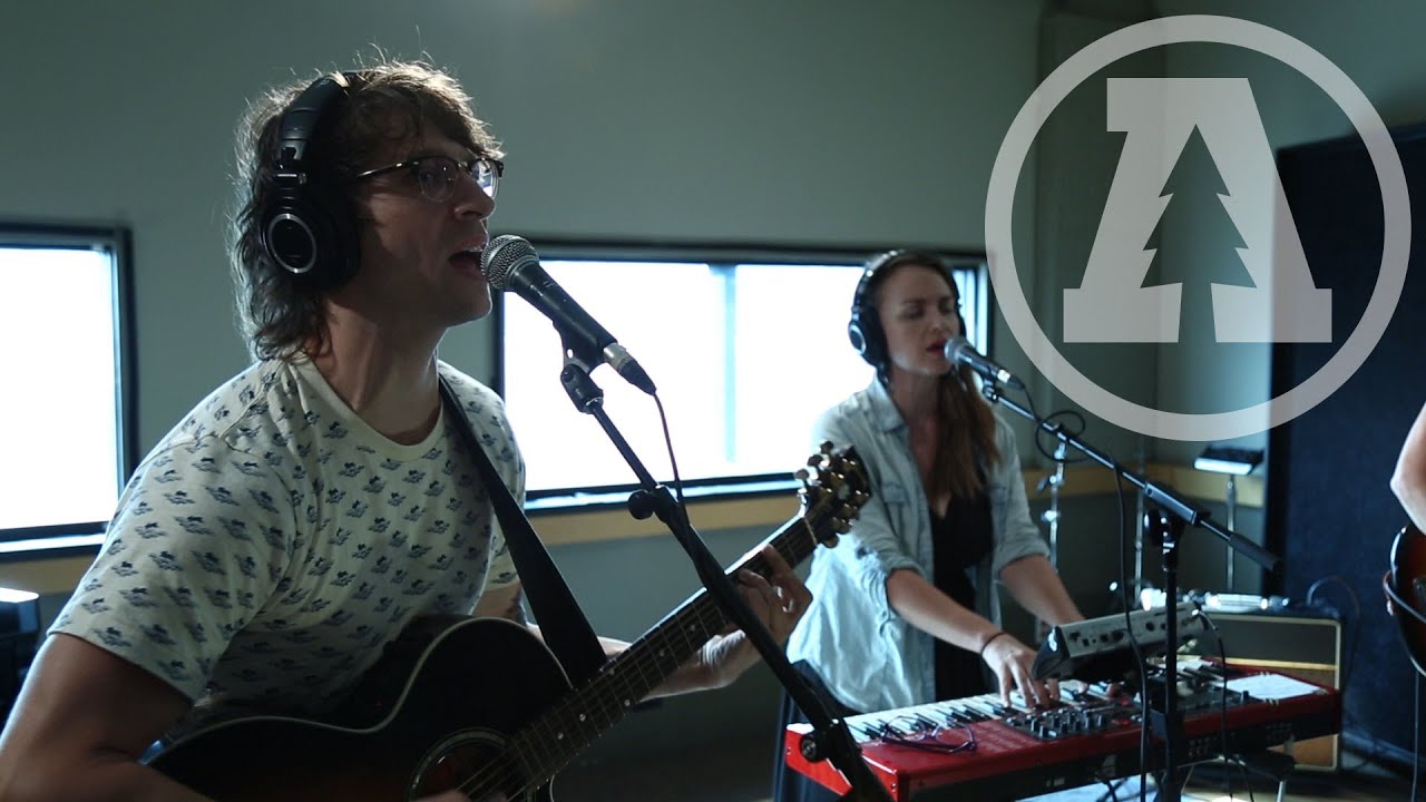Guarda Rogue Valley - Loom | Audiotree Live su YouTube Guarda Rogue Valley - Loom | Audiotree Live su YouTube