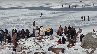 Как волна ломает лёд. Рыбаки спасаются бегством