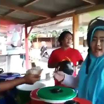 Pemuda memakai kaos PKI PALU ARIT Lambang Partai komunis indonesia (PKI)